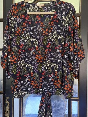 Como Vintage Black Floral V-Neck Tie-Front Blouse